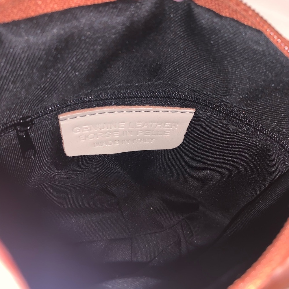 Vera Pelle ITALIAN LEATHER Chic Cream and Tan Crossbody Bag with V-Shaped Zipper - Picture 5 of 10